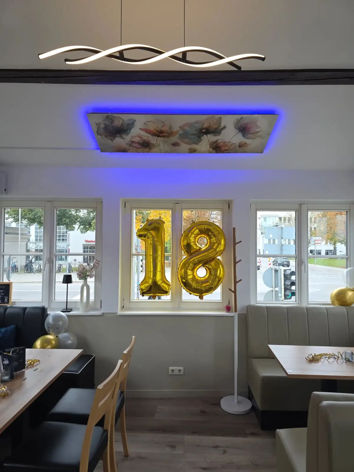 Geburtstagsdeko mit goldenen 18-Ballons im Jul's Straubing